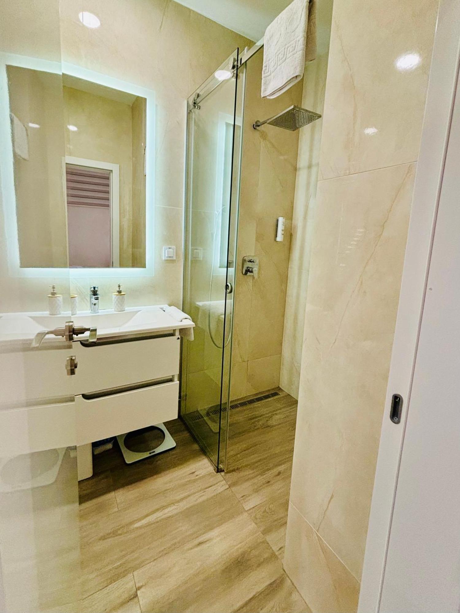 Апартаменти LIRRA LUXE Modern&Cozy in the Downtown, БЕЛЫЙ КАРТОН Белград Екстер'єр фото